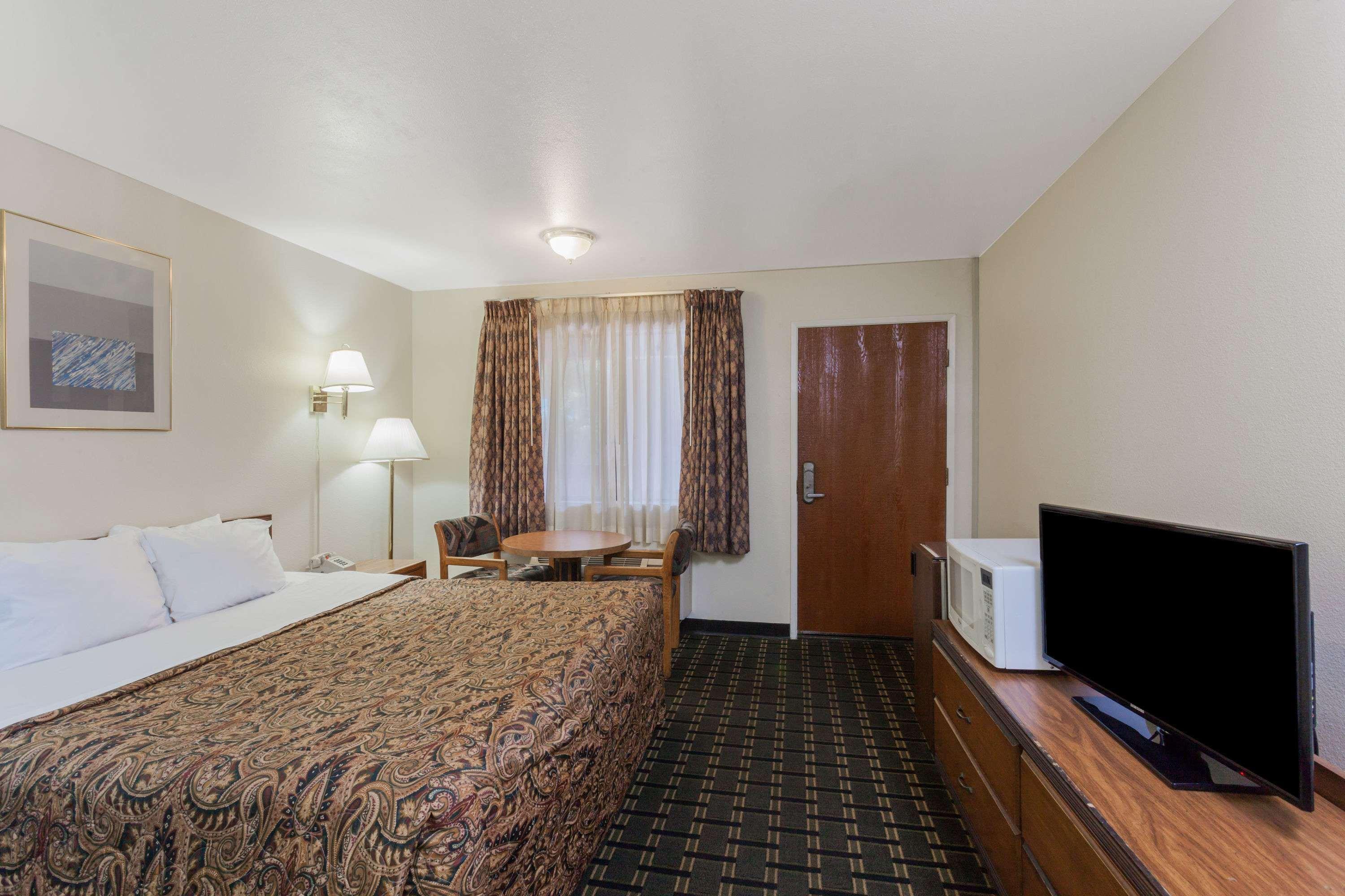 Hotel Days By Wyndham West 2*